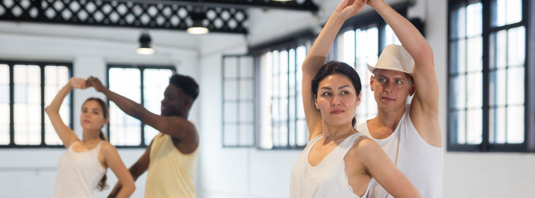 2 couples en train d'apprendre dans un studio de danse