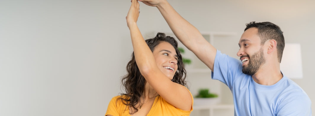 Un couple souriant en train de danser la salsa