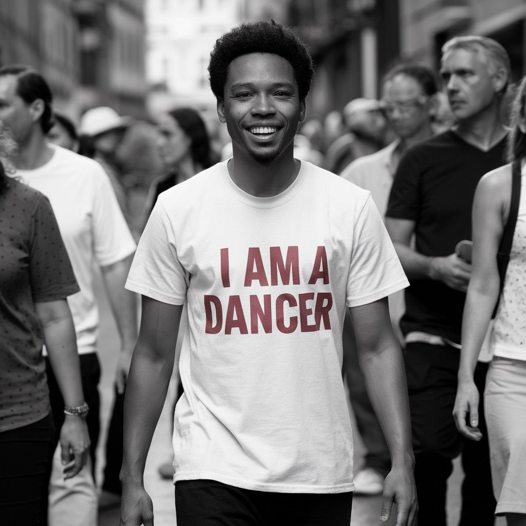 personne avec tee shirt "i am a dancer" écrit en rouge sur foule en noir et blanc